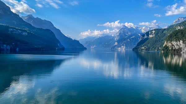Lac des Quatre-Cantons entouré de montagnes alpines se reflétant dans l’eau calme.