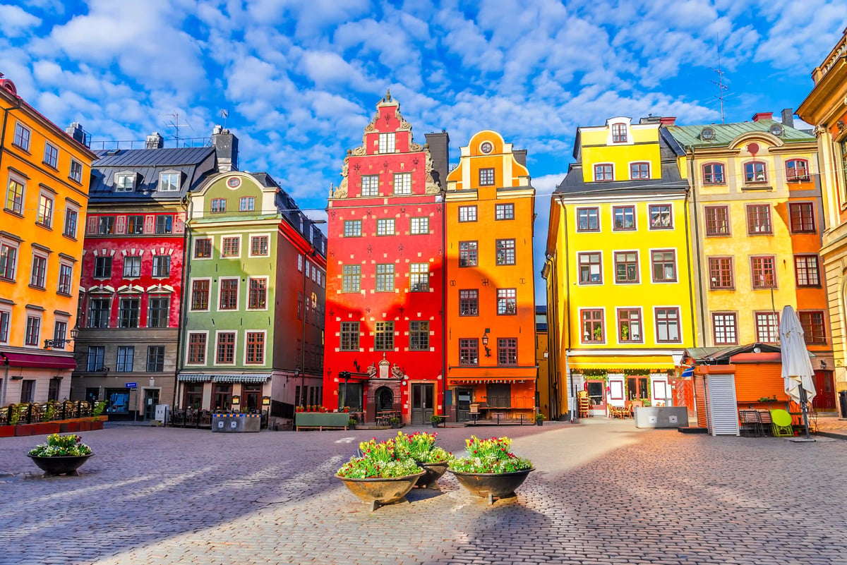 Maisons historiques colorées sur la place Stortorget dans la vieille ville de Stockholm.