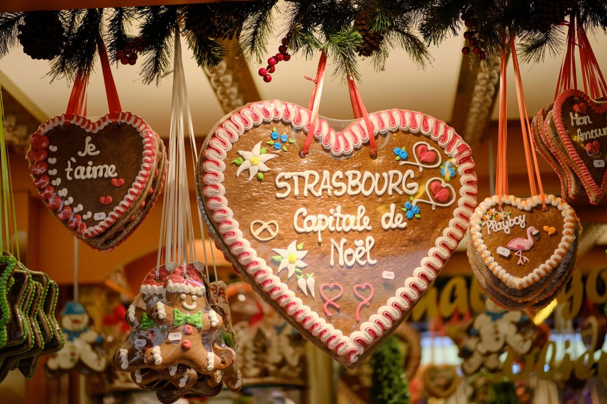 Biscuits en pain d’épices en forme de cœur avec inscription « Strasbourg capitale de Noël » sur un marché de Noël