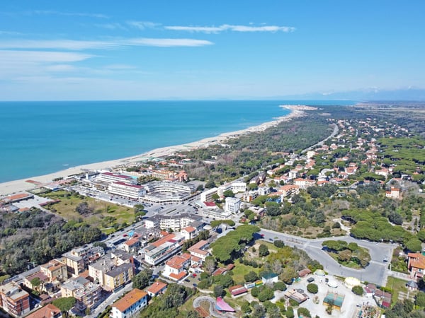 Vue côtière avec plage, mer et station balnéaire de Tirrenia