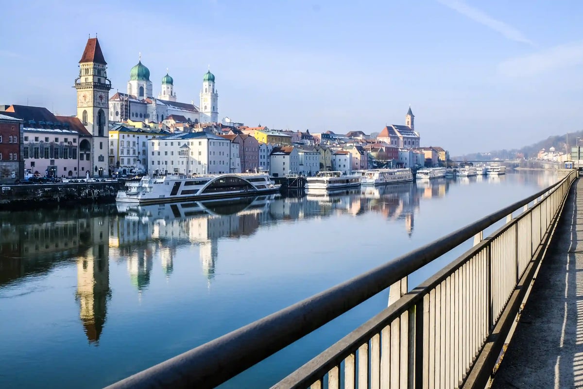 Vue sur la vieille ville de Passau avec sa cathedrale, la promenade du fleuve et des bateaux le long du Danube.