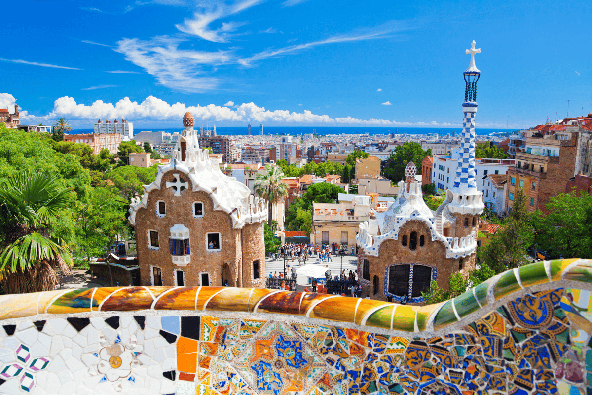 Vue sur le parc Güell, Barcelone et la mer Méditerranée.