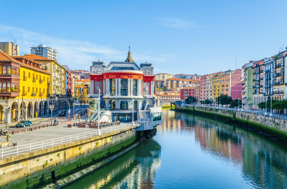 Le marché de la Ribera au bord du fleuve Nervión à Bilbao.
