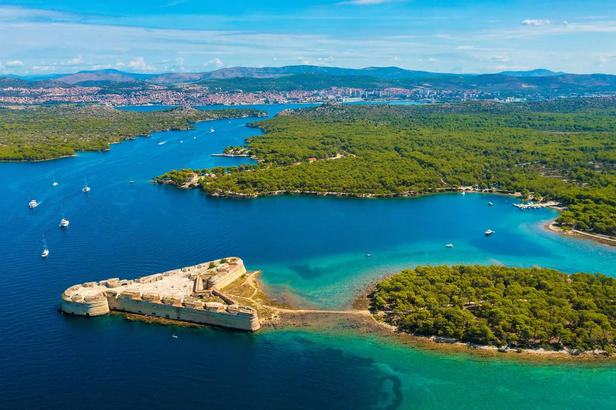 Forteresse historique de Saint Nicolas a l'entrée maritime de Šibenik