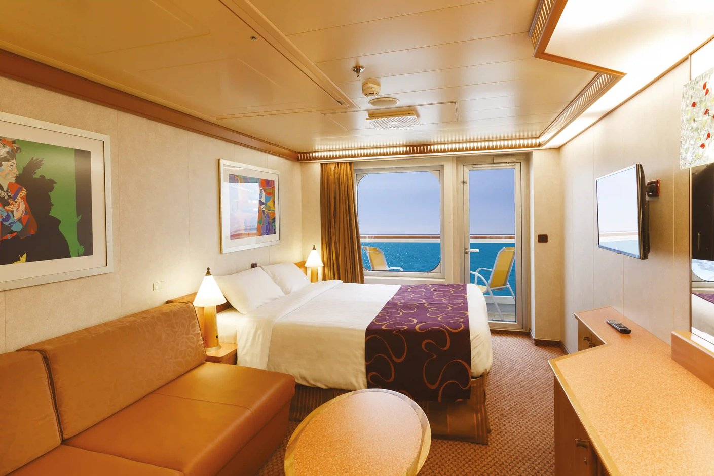 Balkonkabine der Costa Diadema mit Doppelbett Sitzmöglichkeit und Balkon mit Meerblick