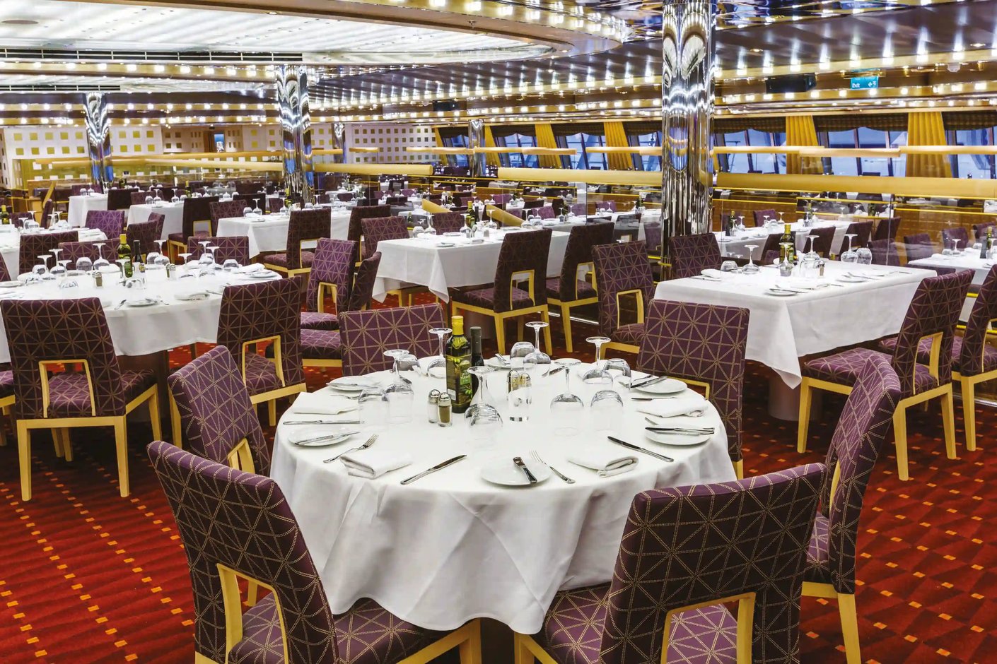 Grosses Hauptrestaurant der Costa Diadema mit gedeckten Tischen und moderner Beleuchtung