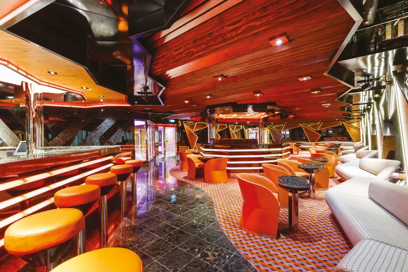 Lounge der Costa Diadema mit Bar Sitzmöbeln und stimmungsvoller Beleuchtung