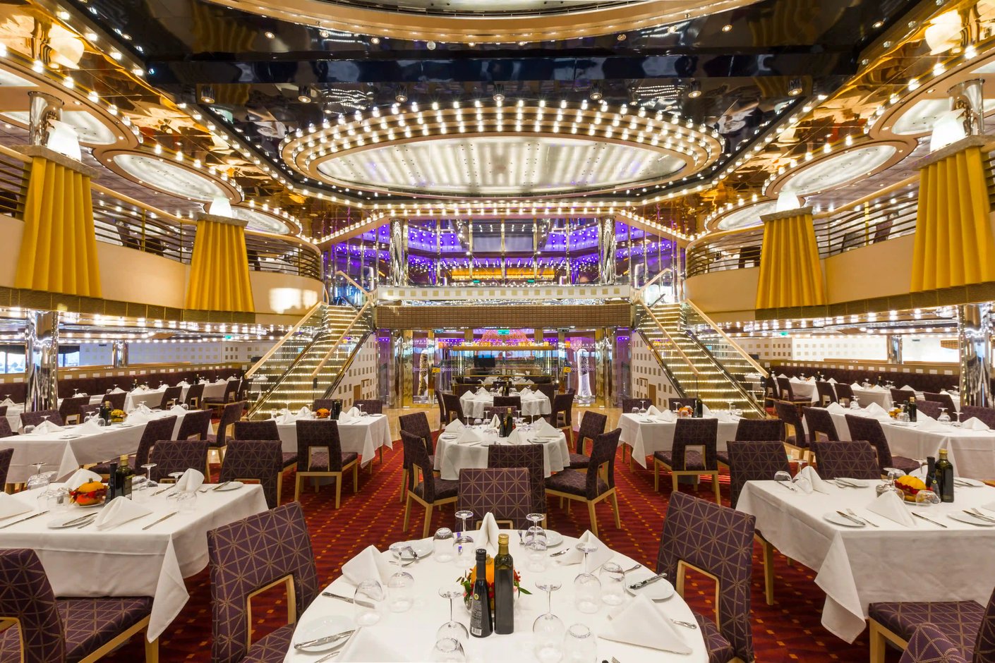 Mehrstöckiges Restaurant der Costa Diadema mit zentraler Treppe und Tischanordnung