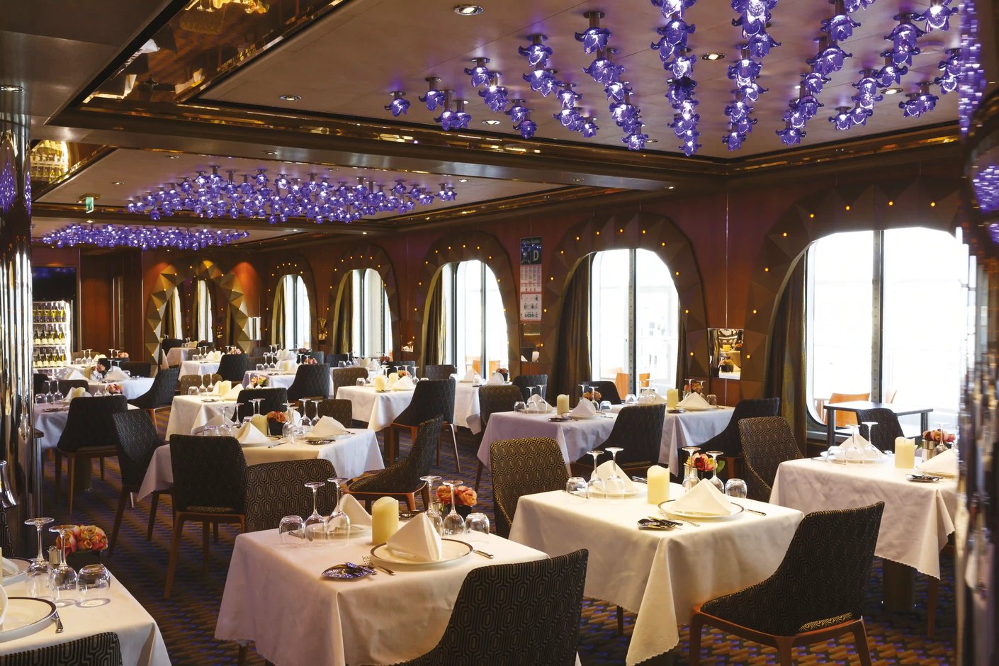 Grosses Hauptrestaurant der Costa Diadema mit gedeckten Tischen und moderner Beleuchtung