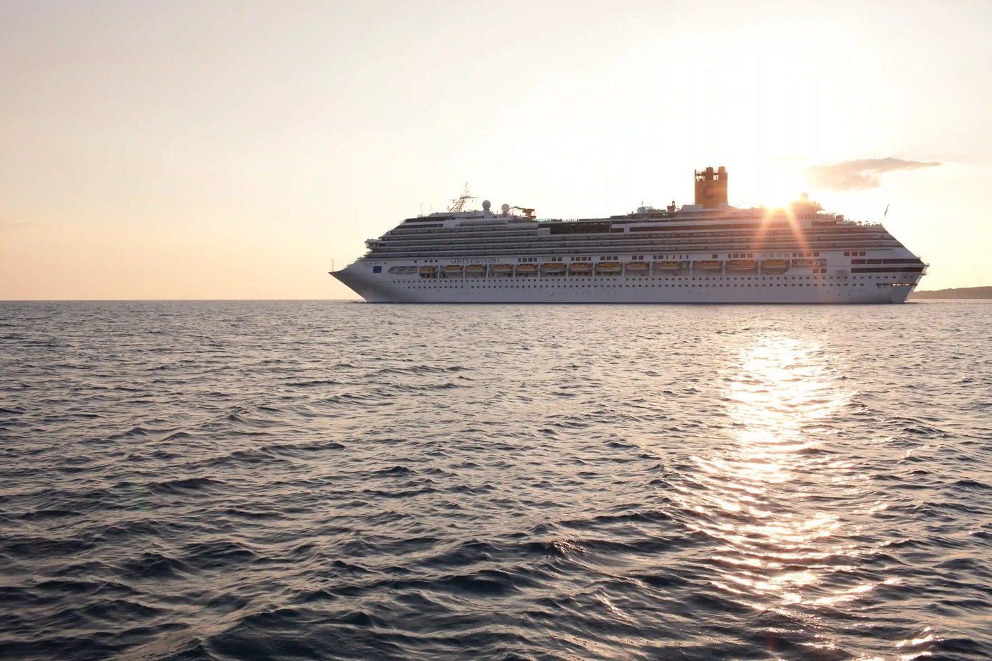 Kreuzfahrtschiff auf offenem Meer bei Sonnenuntergang