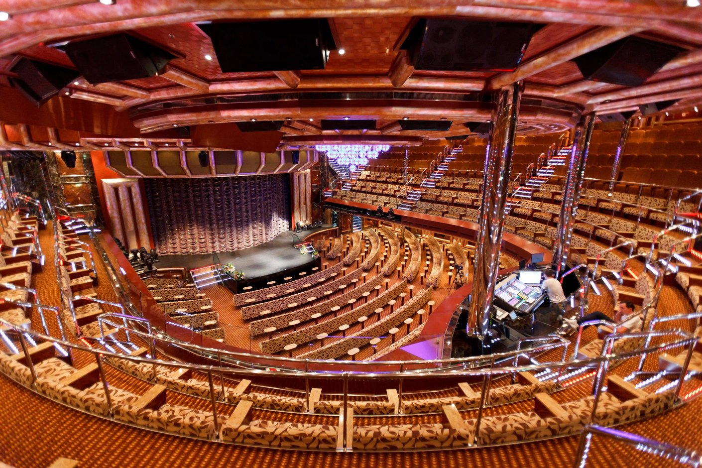 Grosses Theater auf Kreuzfahrtschiff mit Bühne, Rangsitzen und Beleuchtung