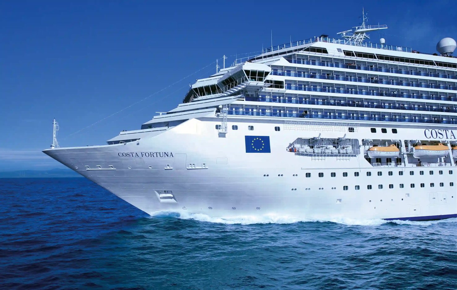 Bug der Costa Fortuna auf offener See