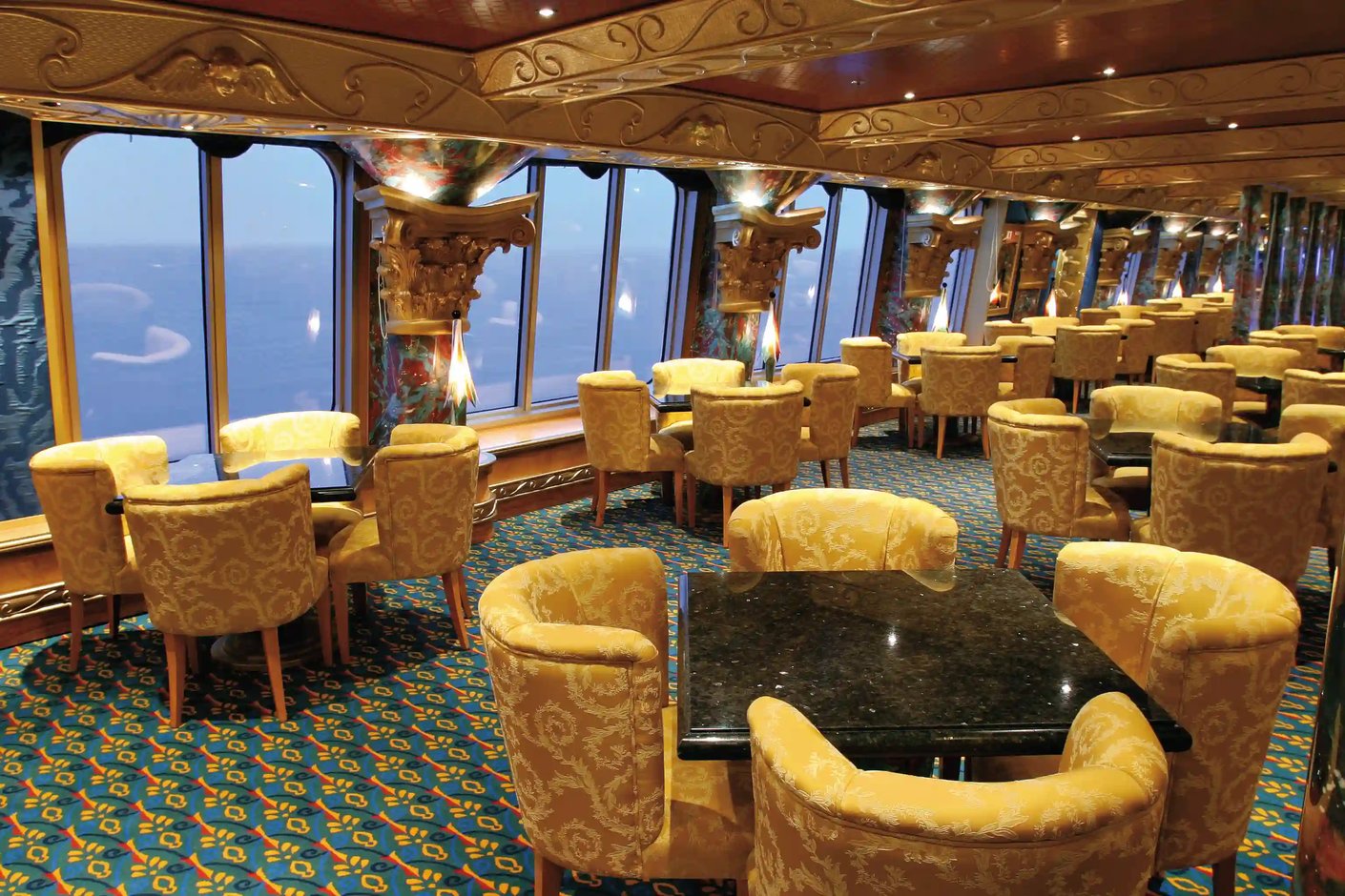 Grand Bar der Costa Fortuna mit Sitzgruppen und Panoramafenstern