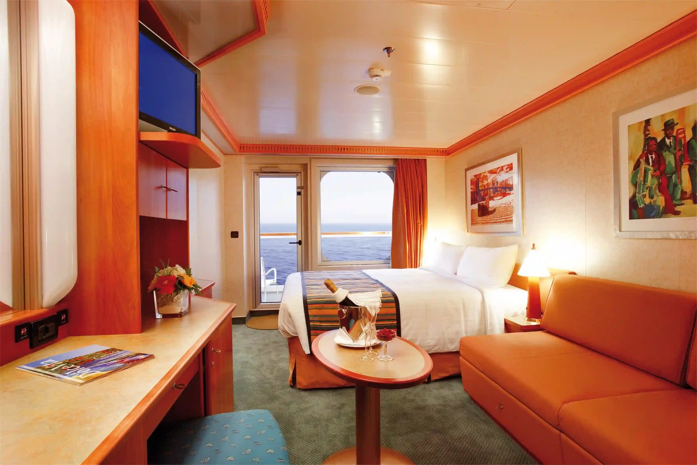 Balkonkabine mit Doppelbett, Sitzbereich und Zugang zum Balkon