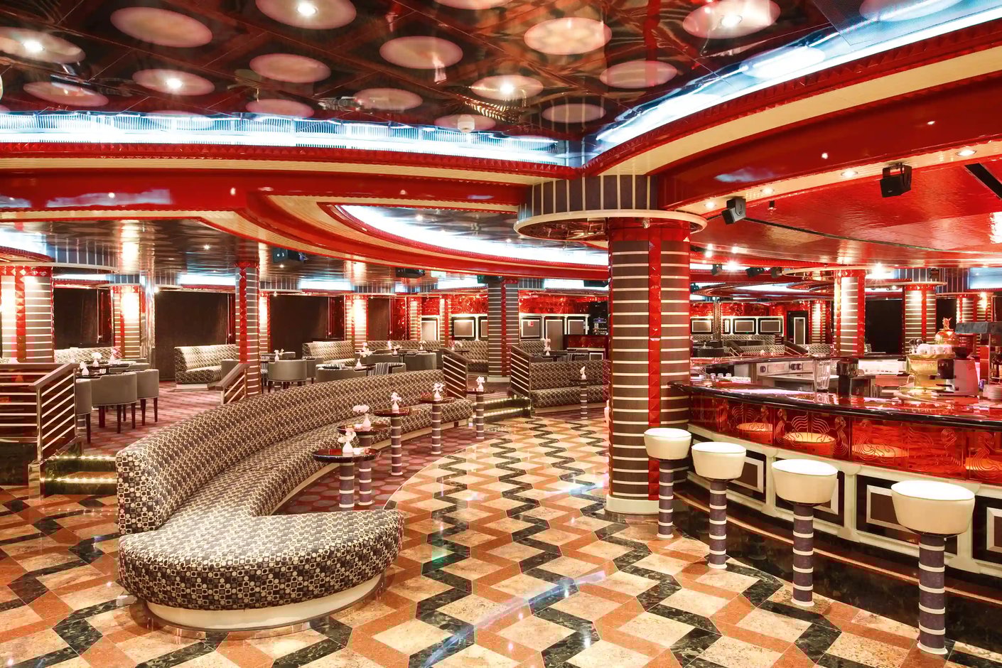 Bar mit Theke, Barhockern, Sitzgruppen und indirekter Beleuchtung