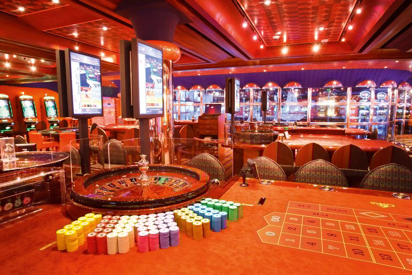 Casino mit Spielautomaten und Sitzplätzen an Bord