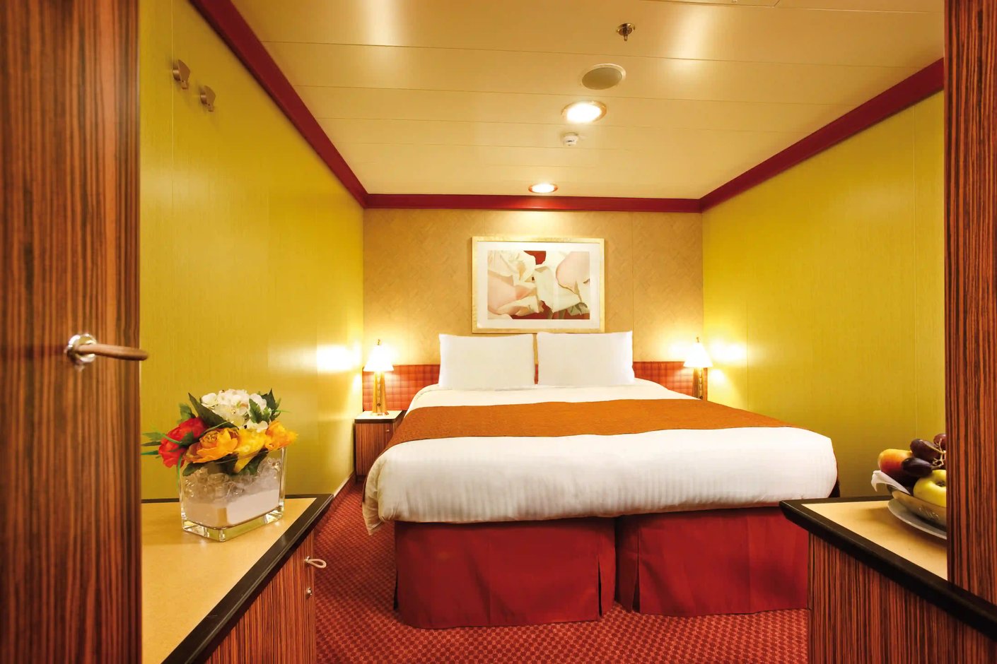 Innenkabine mit Doppelbett und Sitzbereich