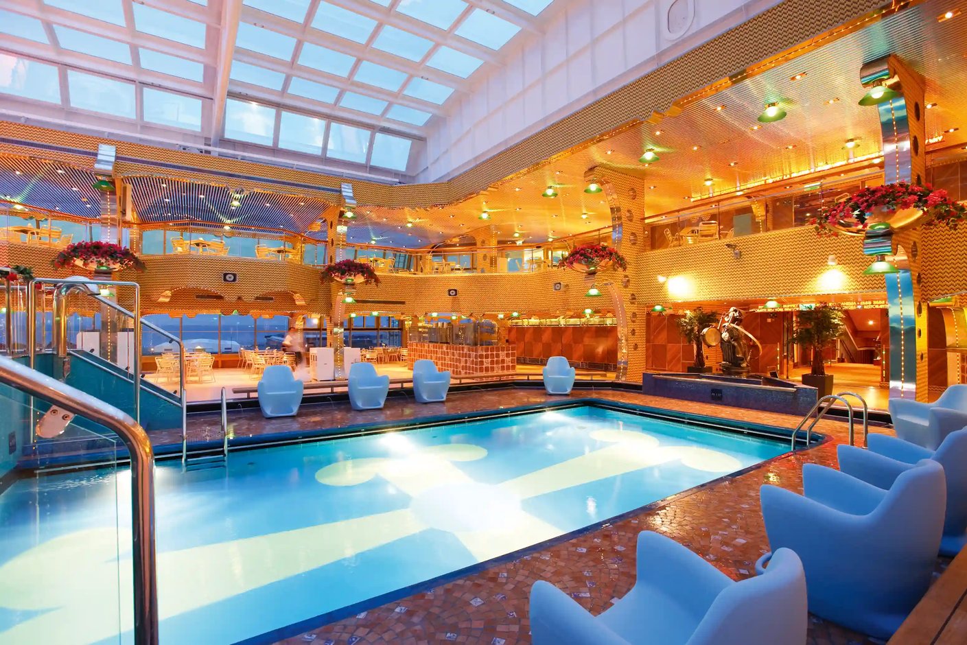 Überdachter Poolbereich mit Sitzgelegenheiten