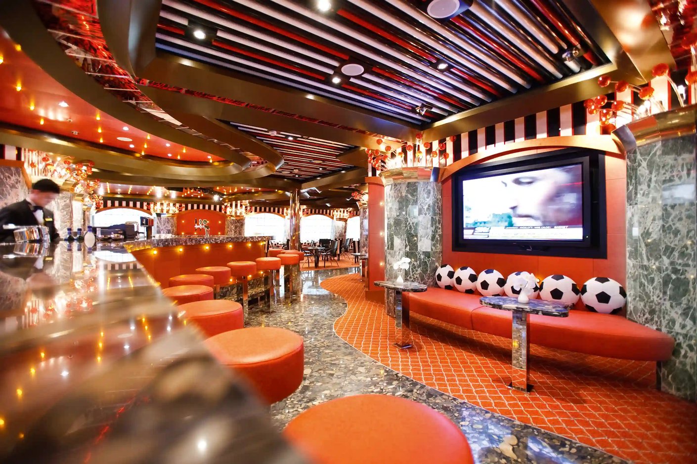 Sportbar mit Bildschirmen, Barhockern und gemütlicher Atmosphäre