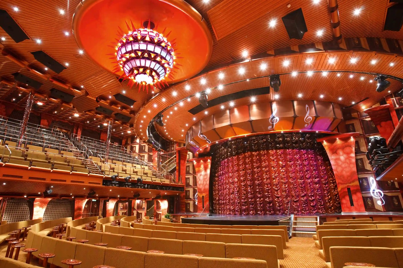 Grosses Theater mit Bühne, Sitzreihen und dekorativer Deckenbeleuchtung