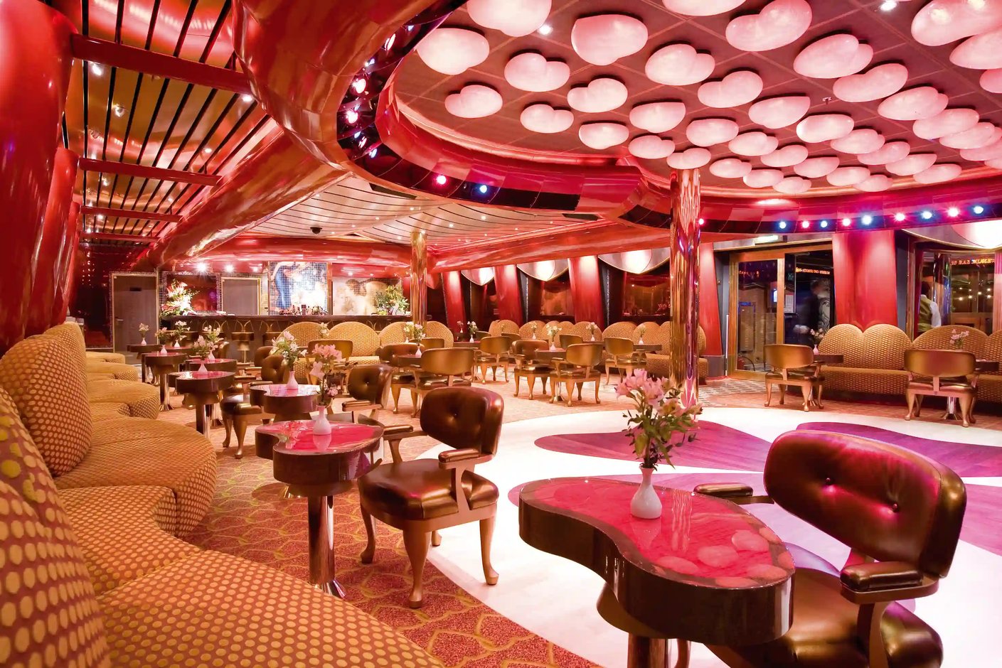 Elegante Lounge mit Bar, Sesseln und indirekter Beleuchtung