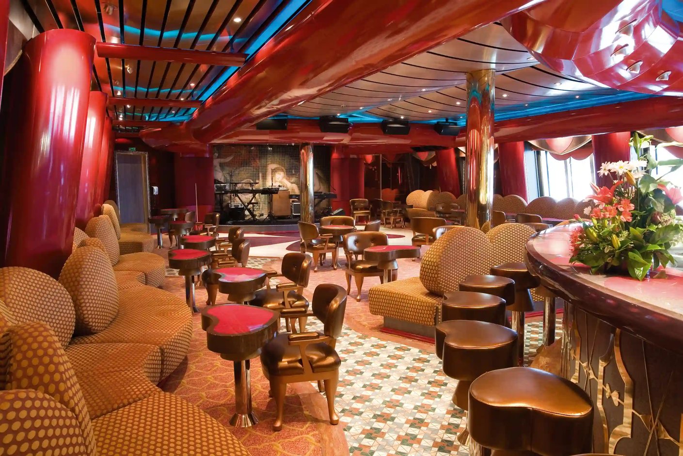 Elegante Bar mit Sitzgruppen, kleinen Tischen und warmer Beleuchtung