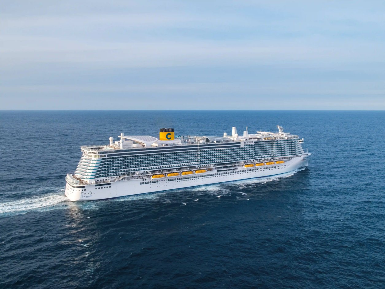 Grosses, weisses Kreuzfahrtschiff Costa Smeralda auf dem offenen, blauen Meer unter leicht bewölktem Himmel