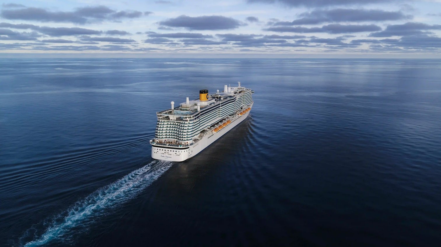 Navire de croisière en pleine mer vu de l'arrière en vue aérienne