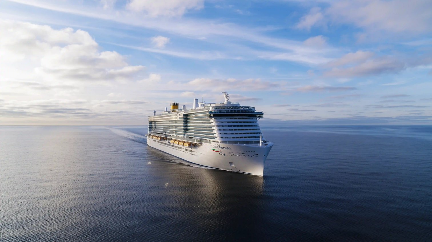 Navire de croisière en pleine mer en vue laterale