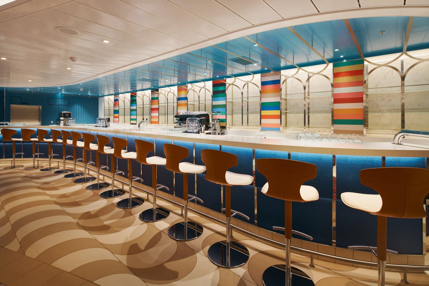Bar à cocktails moderne sur navire de croisière avec comptoir et places assises