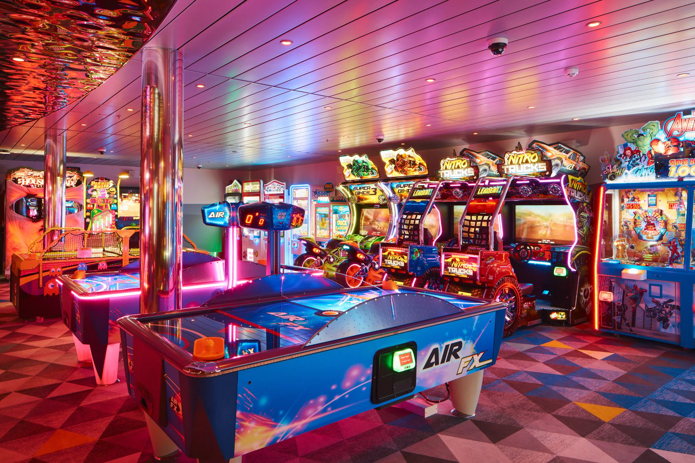 Casino sur navire de croisière avec machines de jeu, air hockey et éclairage