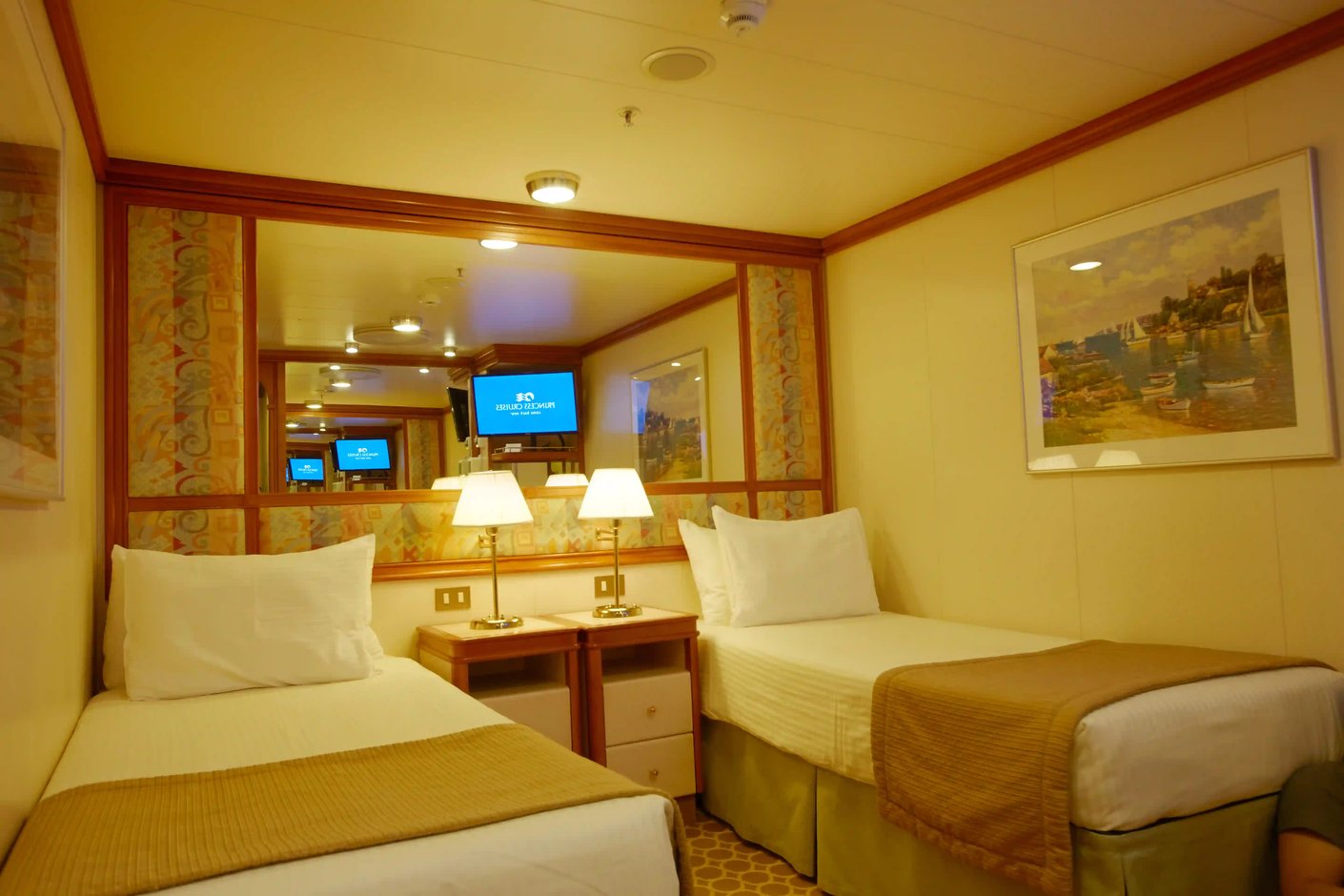 Innenkabine mit zwei Einzelbetten, Nachttisch, Lampen und Spiegelwand