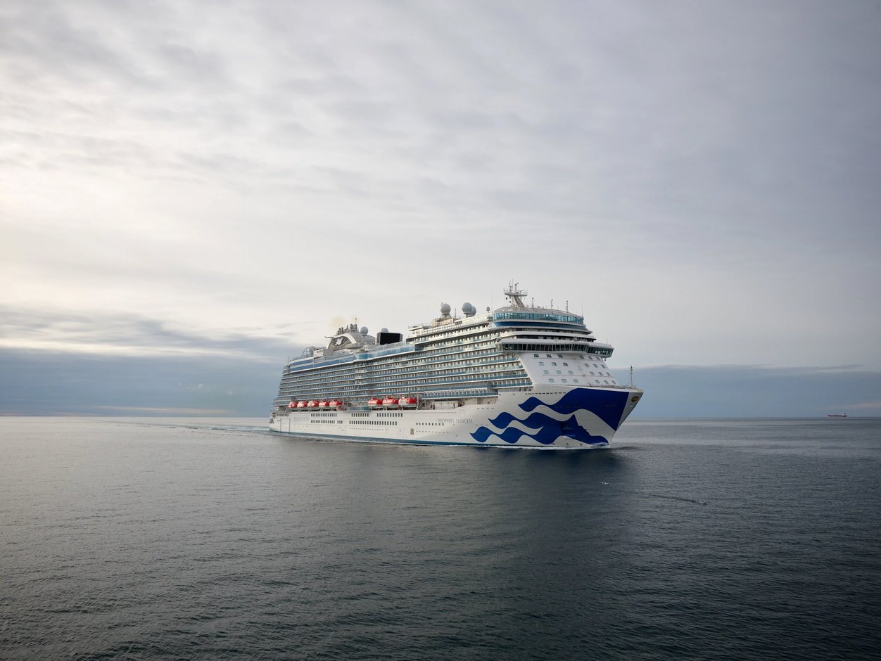 Seitenansicht eines modernen Kreuzfahrtschiffs auf offener See