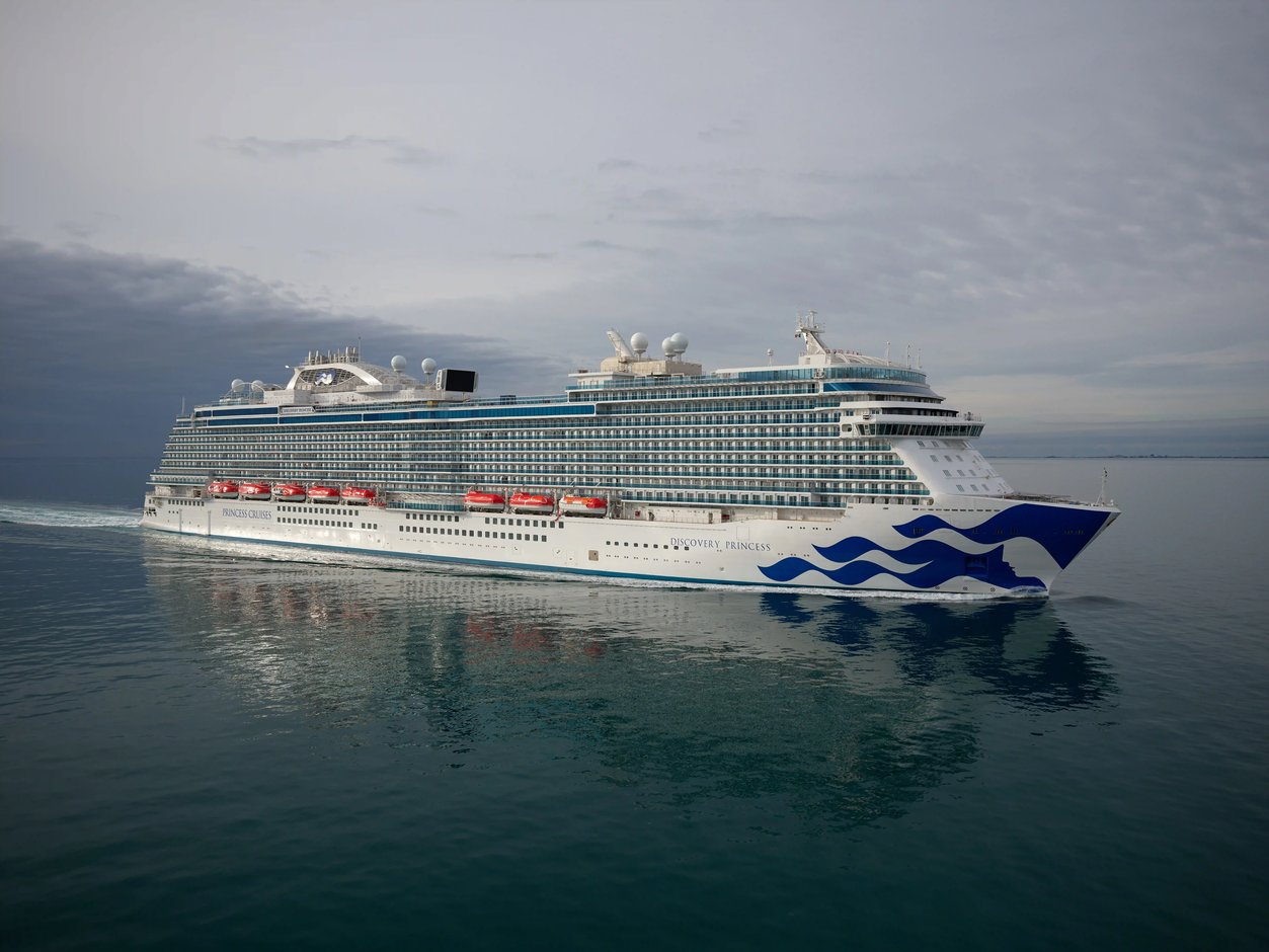 Kreuzfahrtschiff fährt aus der Vogelperspektive durch offenes Meer
