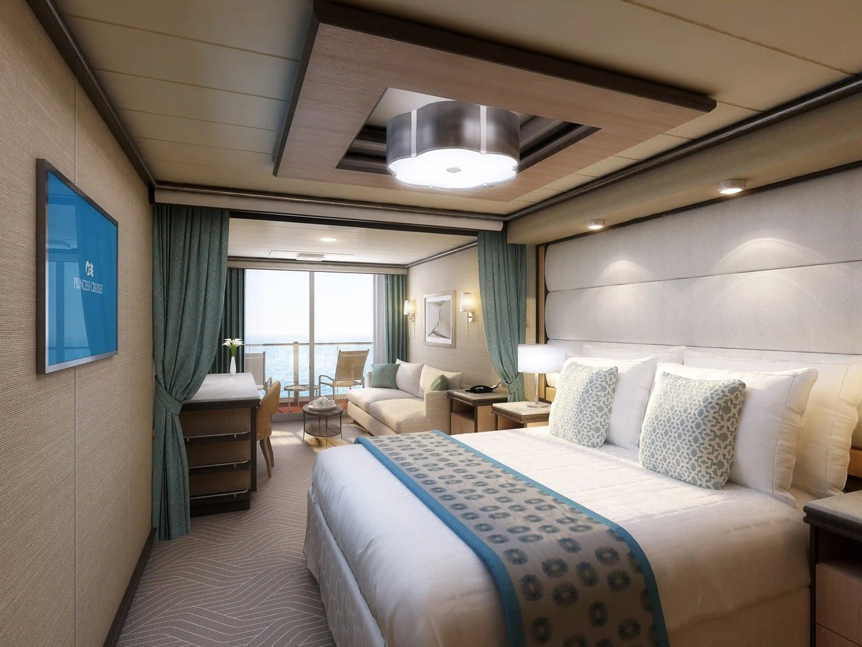 Mini Suite mit Doppelbett, Sofa, Tisch und getrenntem Wohnbereich