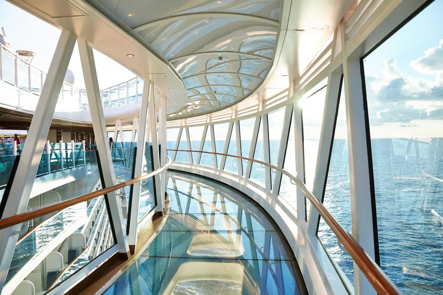 Glasüberdachter Rundgang mit Panoramafenstern und Blick auf das Meer