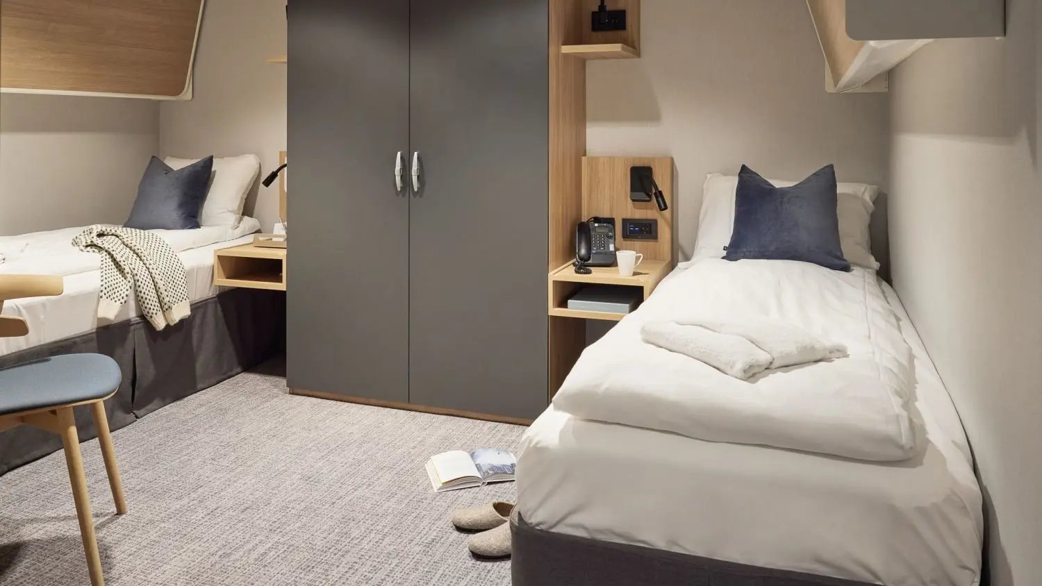 Innenkabine mit zwei Einzelbetten und Stauraum