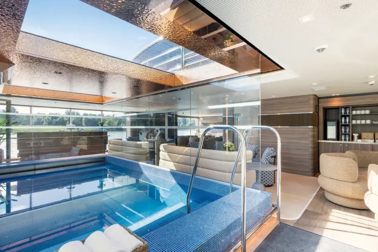 Indoor-Pool an Bord eines Flusskreuzfahrtschiffes mit Glaswänden