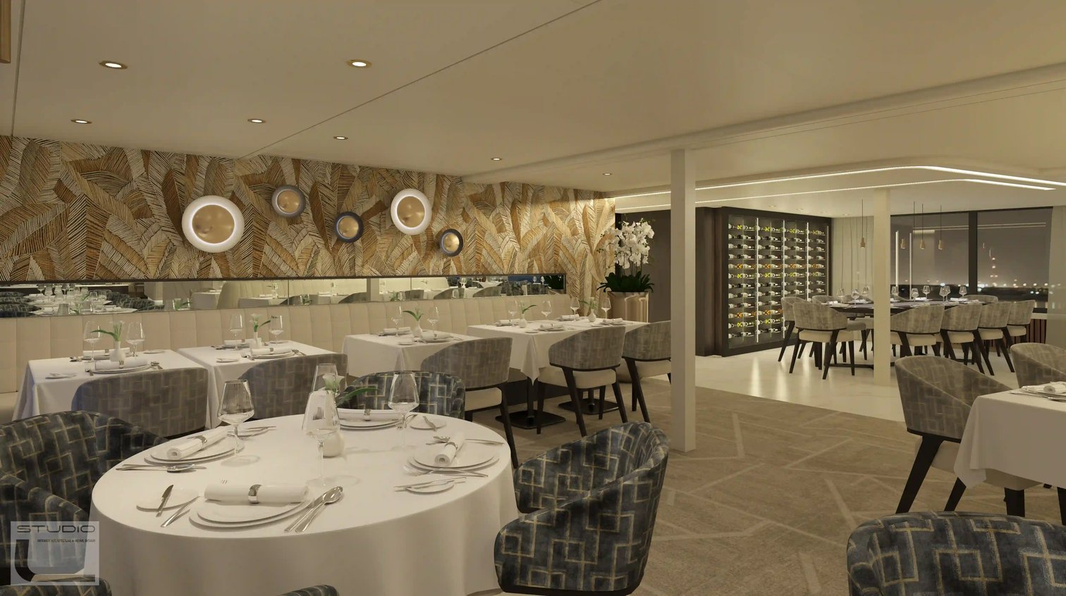 Elegantes Restaurant an Bord eines Flusskreuzfahrtschiffes mit gedeckten Tischen