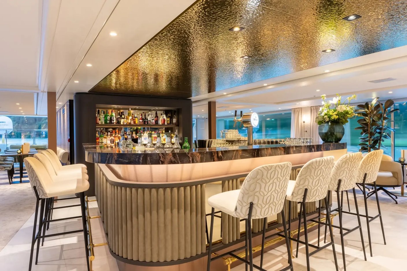 Elegante Bar und Lounge an Bord eines modernen Flusskreuzfahrtschiffs