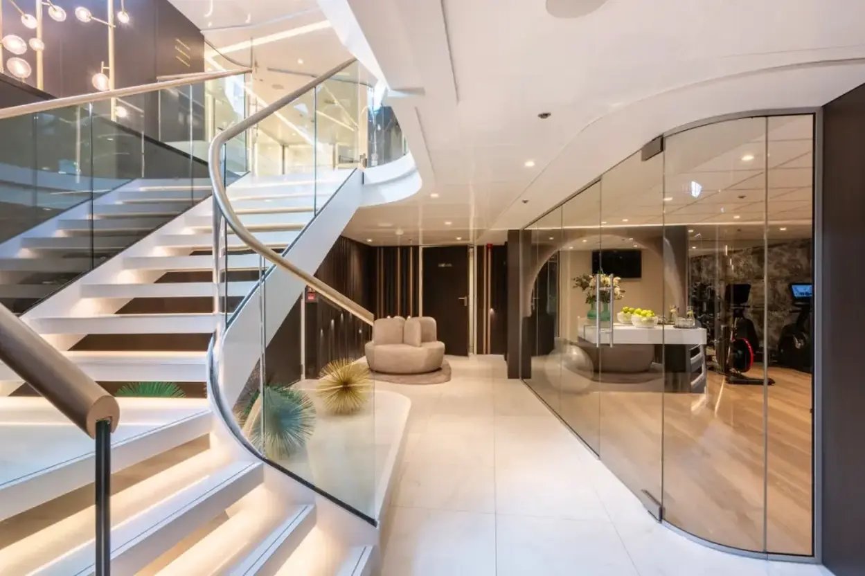 Moderner Wellness- und Lobbybereich mit Treppe und Glaswänden