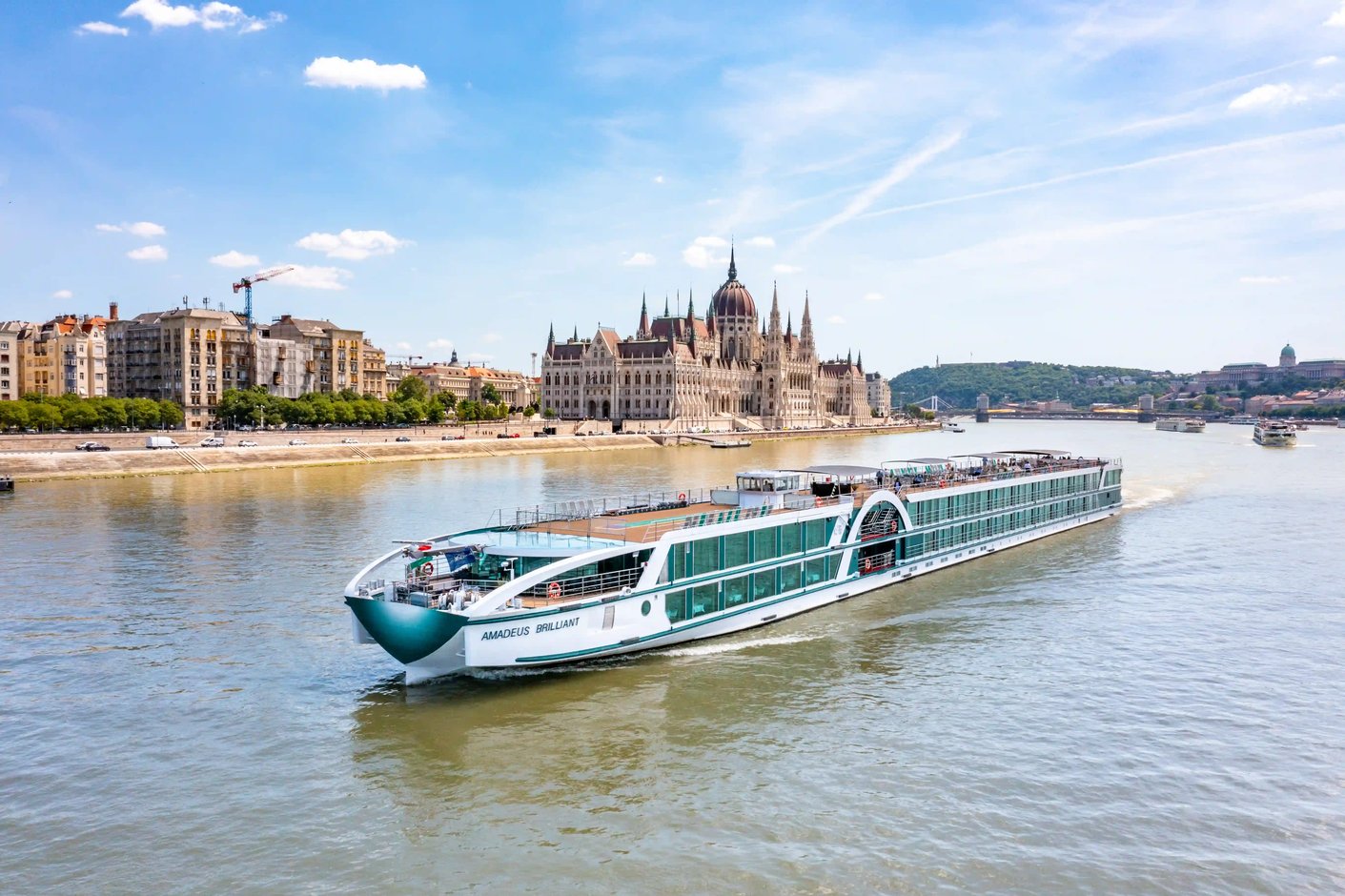 Flusskreuzfahrtschiff vor dem Parlamentsgebäude in Budapest