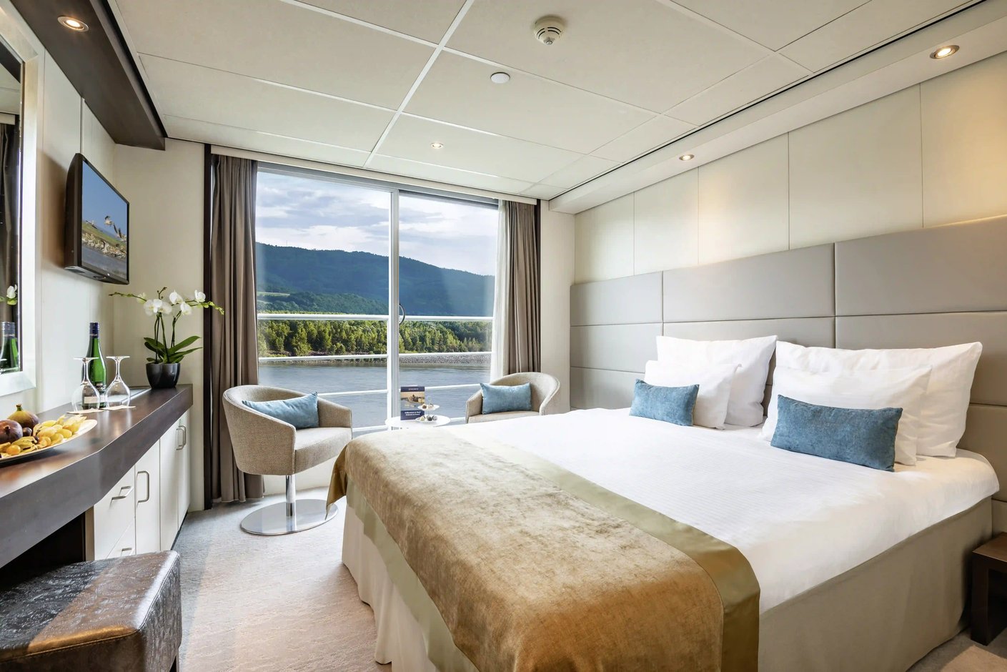 Kabine mit Doppelbett und französischem Balkon mit Flussblick