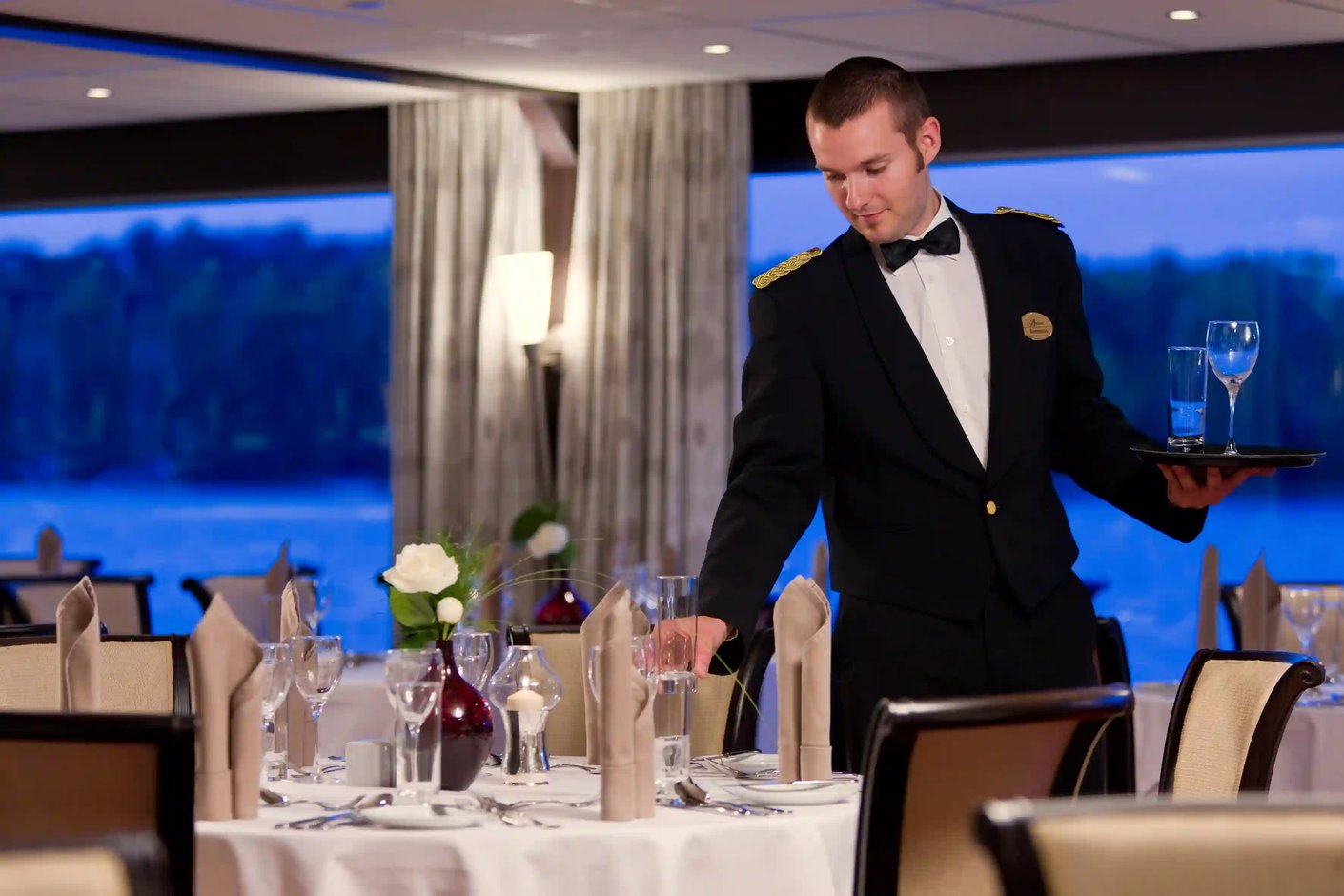 Servicekraft deckt Tisch in einem Bordrestaurant