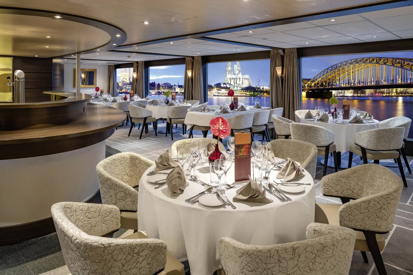 Bordrestaurant mit gedeckten Tischen und Panoramafenstern