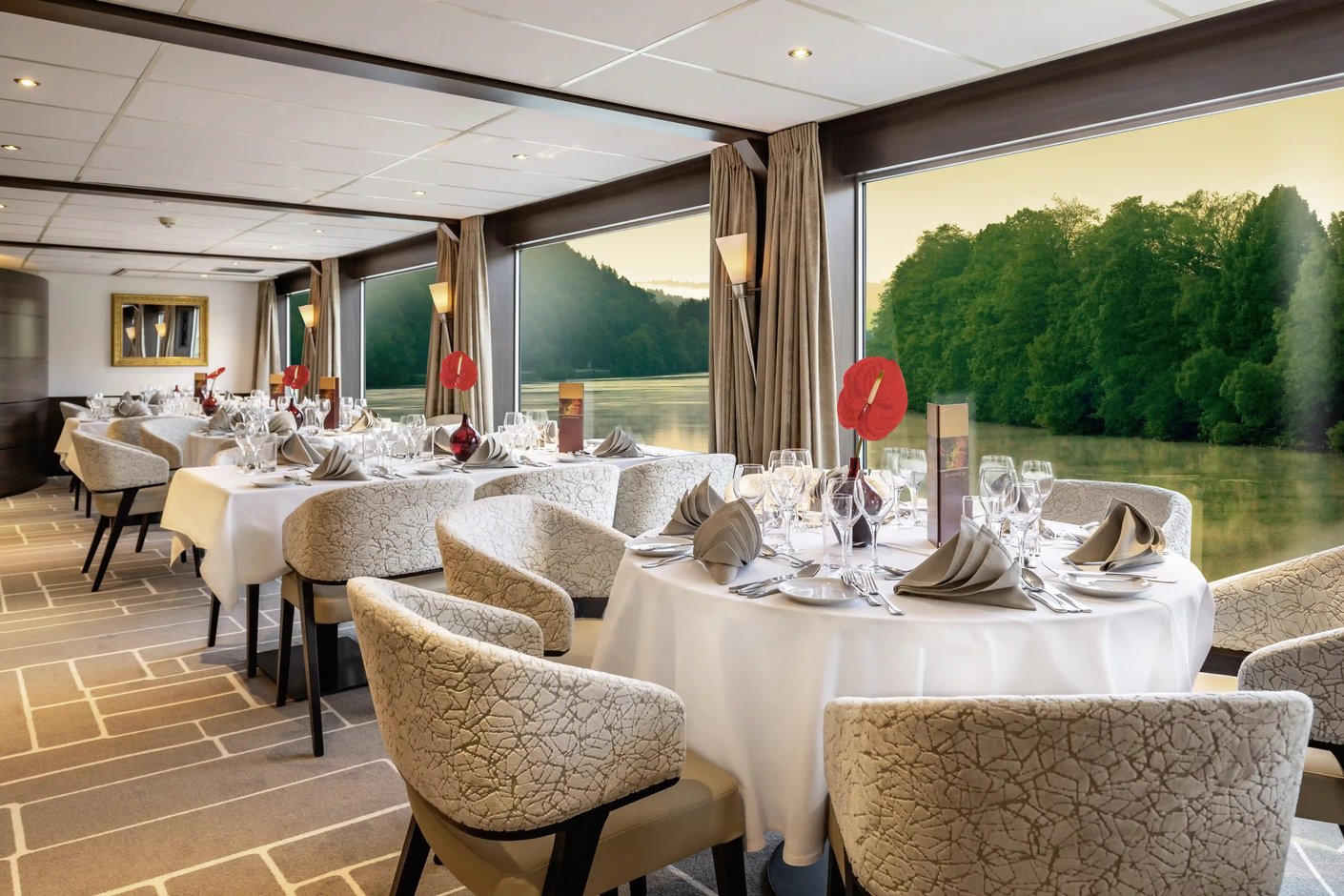 Bordrestaurant mit gedeckten Tischen und Blick auf den Fluss