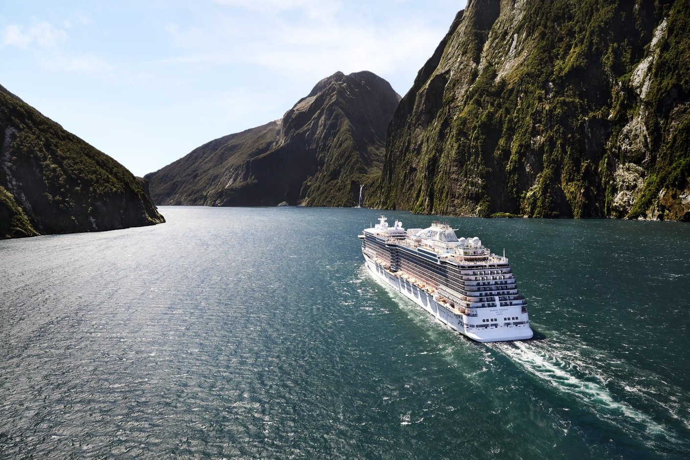 Kreuzfahrtschiff Majestic Princess fährt durch einen Fjord mit steilen Bergen