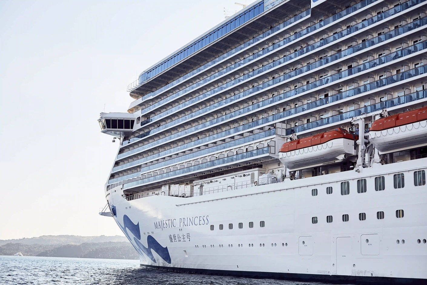 eitenansicht des Kreuzfahrtschiffs Majestic Princess auf dem Meer