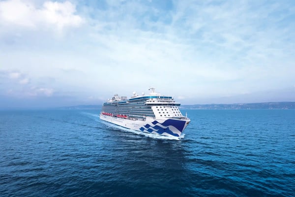 Majestic Princess von vorne auf offenem Meer