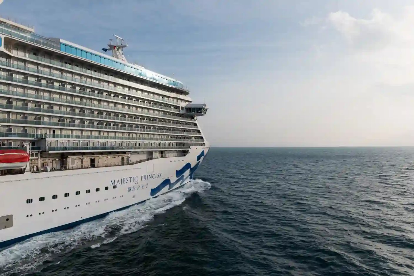 Majestic Princess von vorne auf offenem Meer